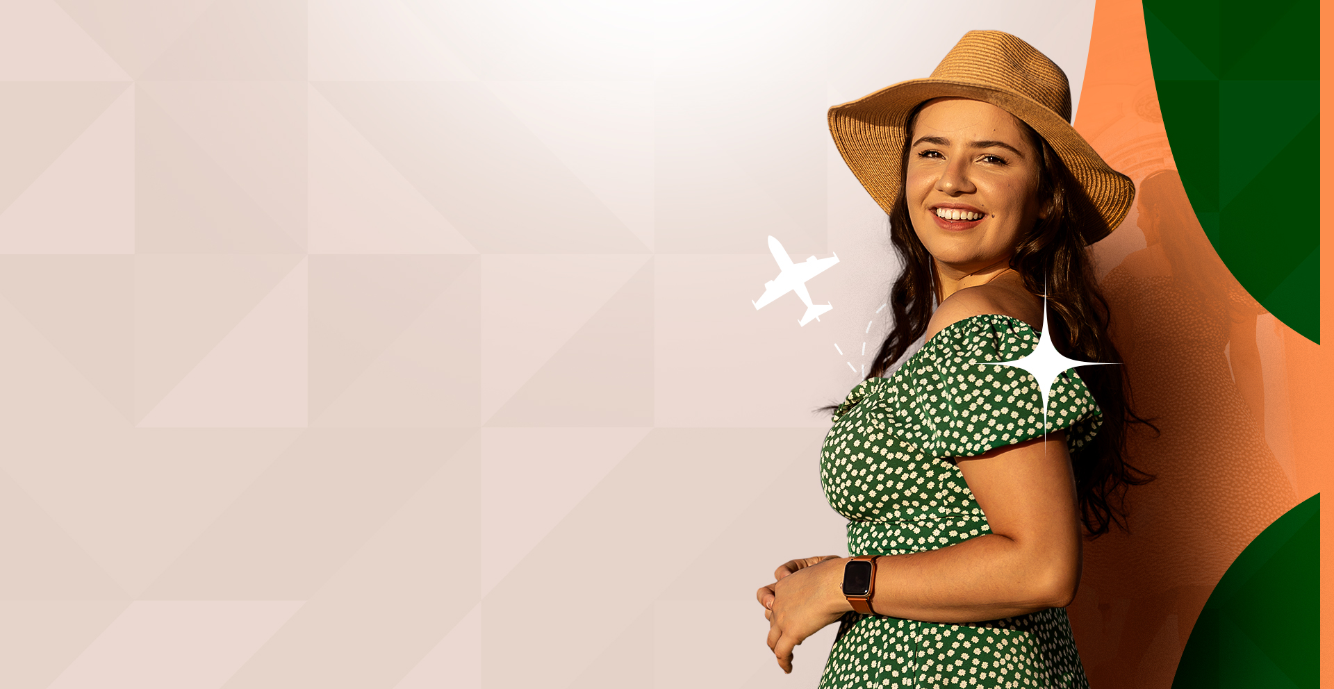 Késia sorrindo, de chapéu de palha e vestido verde